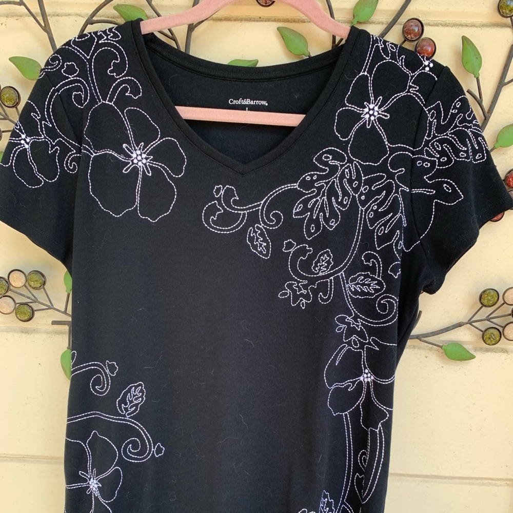 Sort sleeved top , black w white embroidery L